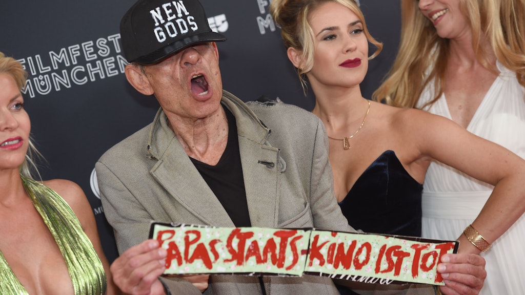 Papas Staats-Kino ist tot: Regisseur Klaus Lemke provoziert am roten Teppich beim Opening des Filmfests München 2018.