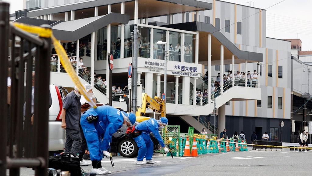 Die Polizei untersucht den Tatort, an dem Japans ehemaliger Premierminister Shinzo Abe niedergeschossen wurde.
