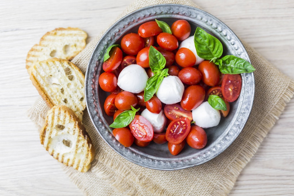 Dieser schnelle Tomaten-Mozzarella-Salat schmeckt gut und ist im Handumdrehen zubereitet.
