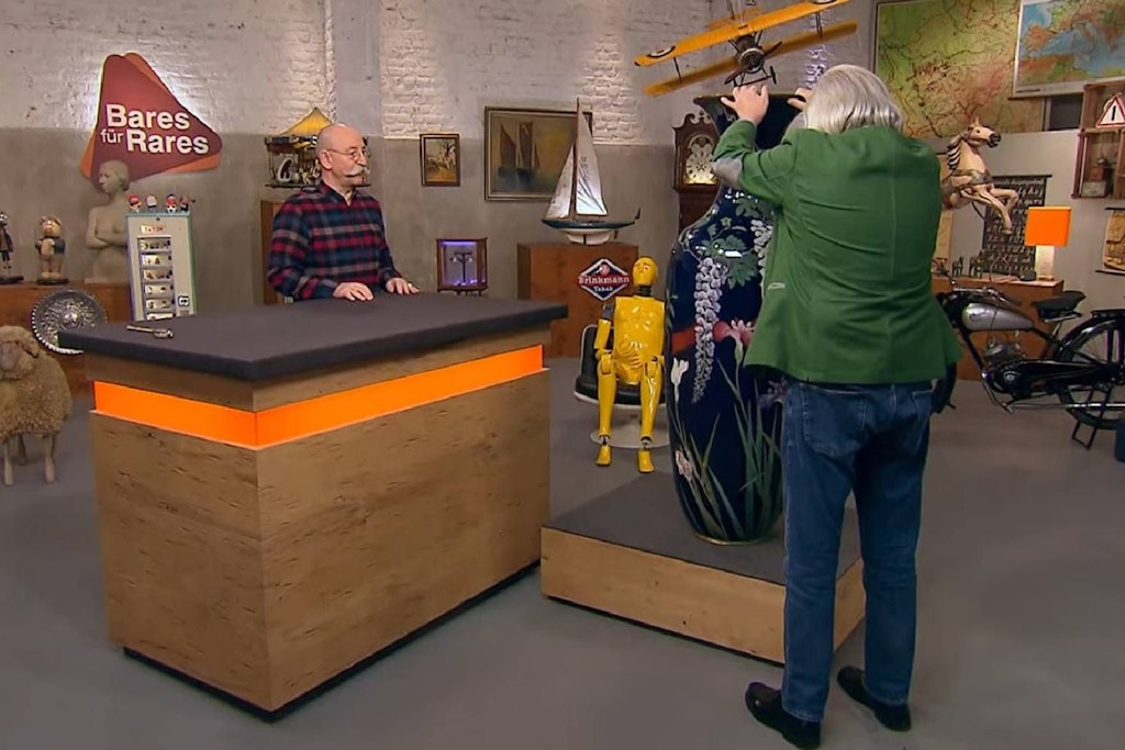 Diese Riesen-Vase ist fast so groß wie Bares für Rares-Experte Albert Maier.