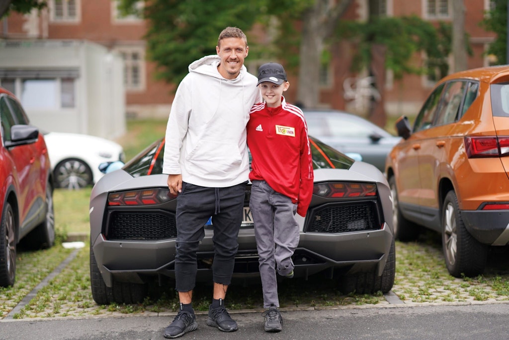 Max Kruse erfüllt dem krebskranken Niclas (11) seinen Herzenswunsch - einmal mit seinem Idol Lamborghini fahren.
