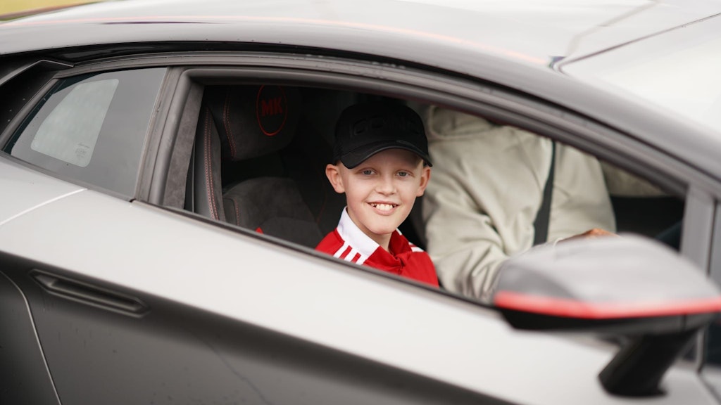 Zusammen mit Max Kruse in dessen Auto durch die Gegend flitzen, das hatte sich Niclas so sehr gewünscht. Nun ist dieser Herzenswunsch Wirklichkeit geworden.