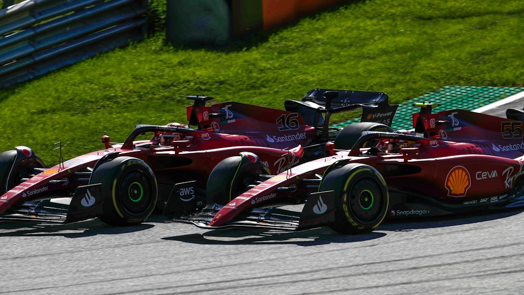 Ferrari-Krieg in der Formel 1: Charles Leclerc (r.) und Carlos Sainz lieferten sich in Spielberg ein zu heißes Duell und ließen Red Bull jubeln.