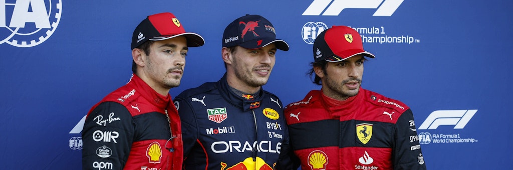 Wenn sich die Ferrari-Piloten Charles Leclerc (l.) und Carlos Sainz streiten, freut sich Formel-1-Weltmeister Max Verstappen im Red Bull.