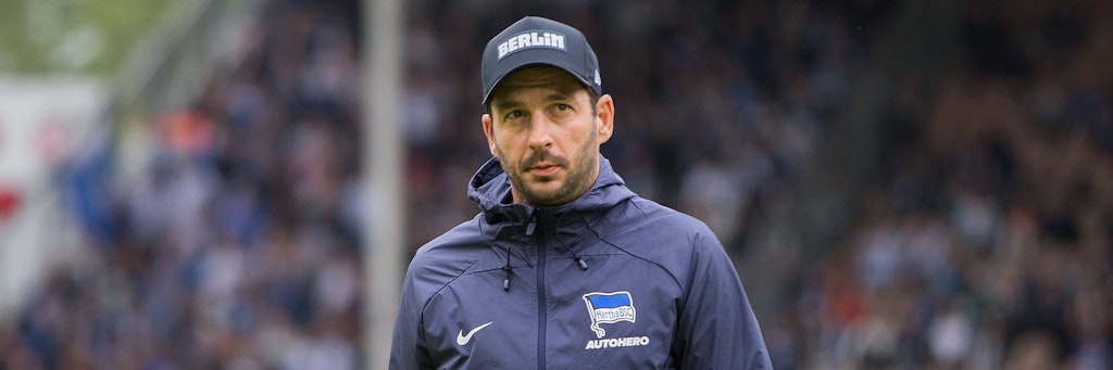 Herthas Trainer Sandro Schwarz grübelt noch, welche Spieler er nicht mit ins Trainingslager nach England nimmt.