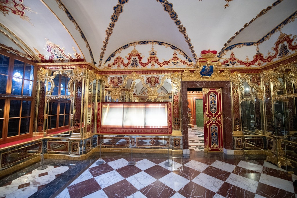 Eine der beschädigten Vitrinen im Juwelenzimmer im Historischen Grünen Gewölbe im Dresdner Schloss