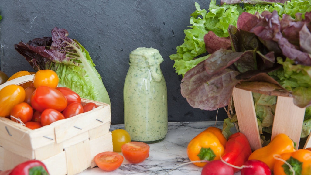 Ein leckeres Joghurt-Dressing macht viele Salate besser.