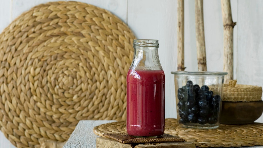 Eine Flasche mit einem leckeren Smoothie steht auf dem Tisch.