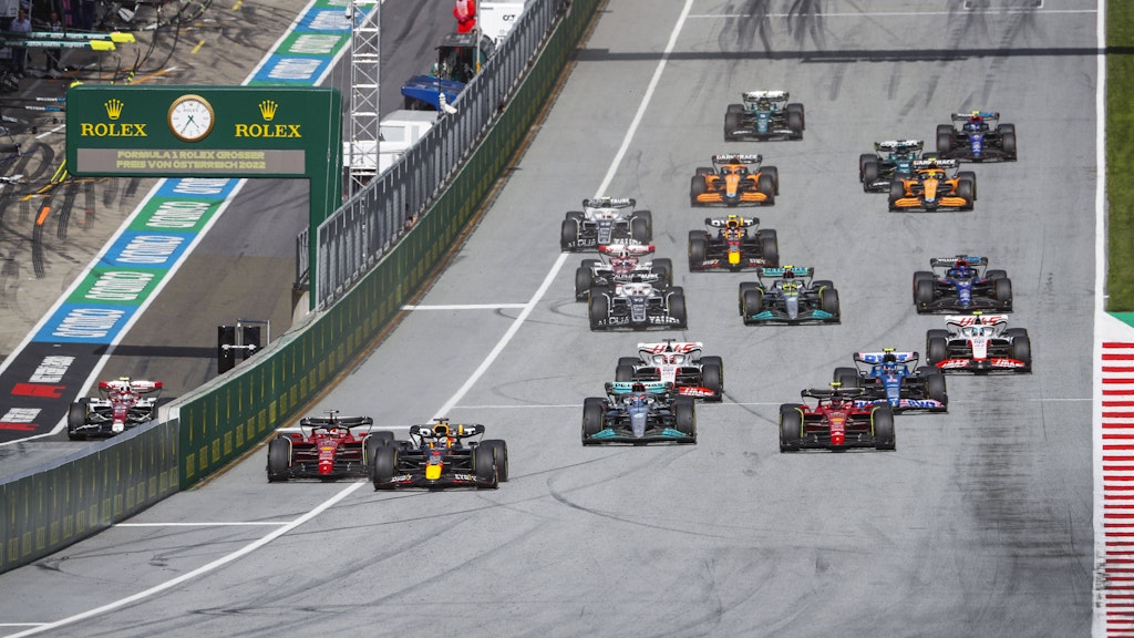 Charles Leclerc (l.) biss sich an Max Verstappen beim Start die Zähne aus. Carlos Sainz (r.) im zweiten Ferrari nutze das Duell und zog an Leclerc vorbei. Zumindest kurzzeitig.