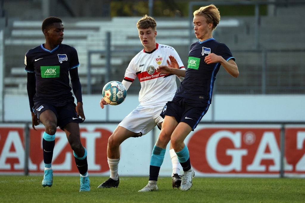 Lukas Michelbrink (r.) und Noel Aseko Nkili (l.) zusammen für Hertha am Ball. Aseko Knili wird wohl zum FC Bayern wechseln.