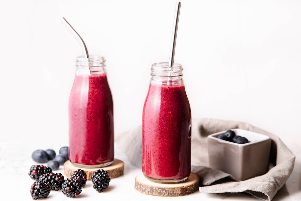 Ein Smoothie mit Beeren ist der perfekte Start in den Tag.