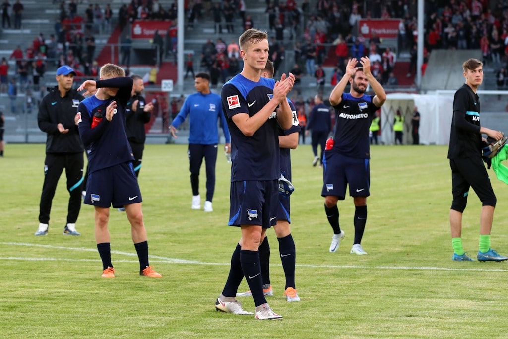 Mensch, ist der riesig! Doppeltorschütze Luca Wollschläger überragt alle im Hertha-Team.
