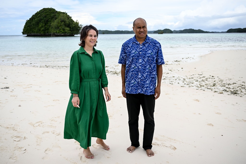 Annalena Baerbock mit Palaus Kultur-Minister Ngiraibelas Tmetuchl.