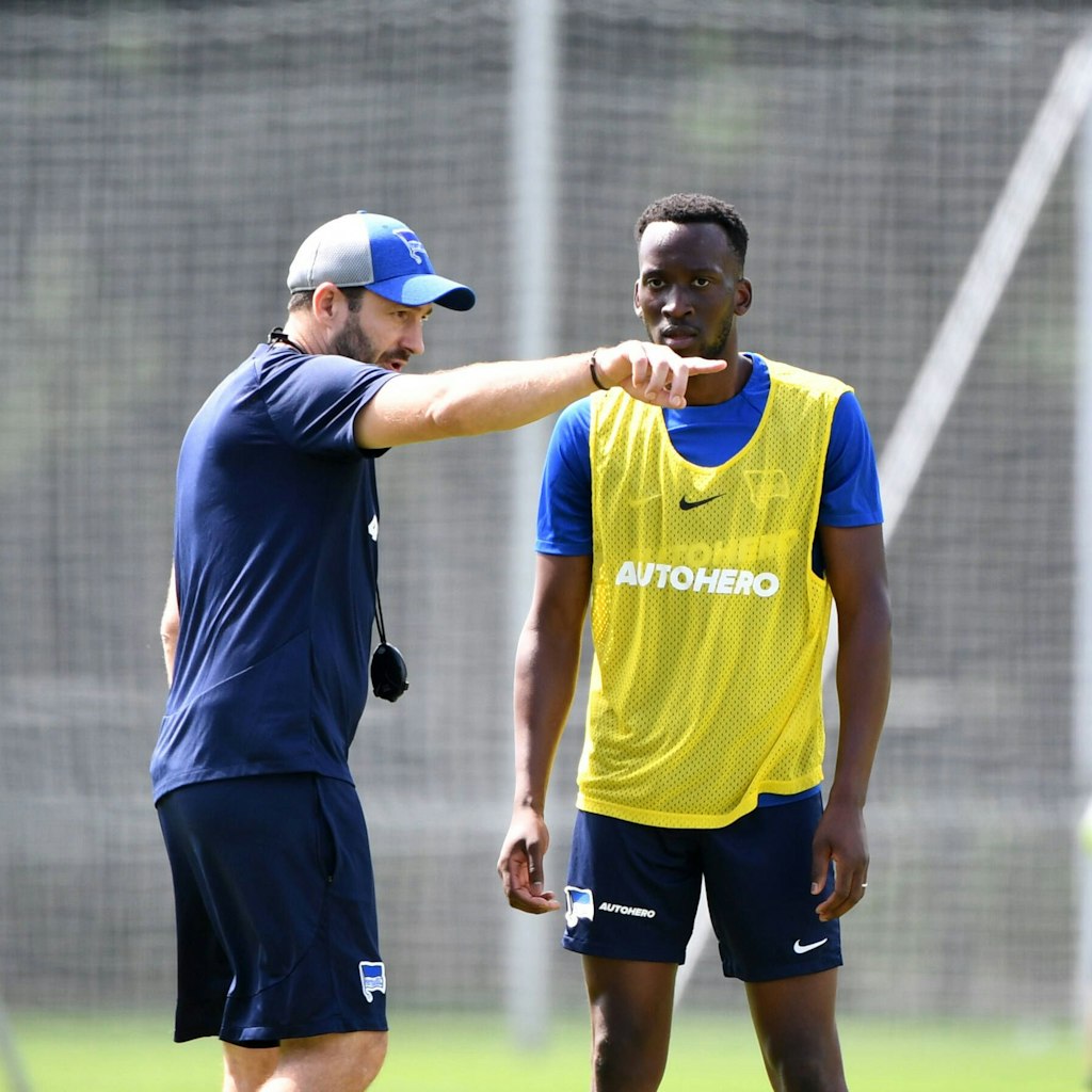 Herthas Trainer Sandro Schwarz erklärt Dodi Lukebakio, wo es langgeht.
