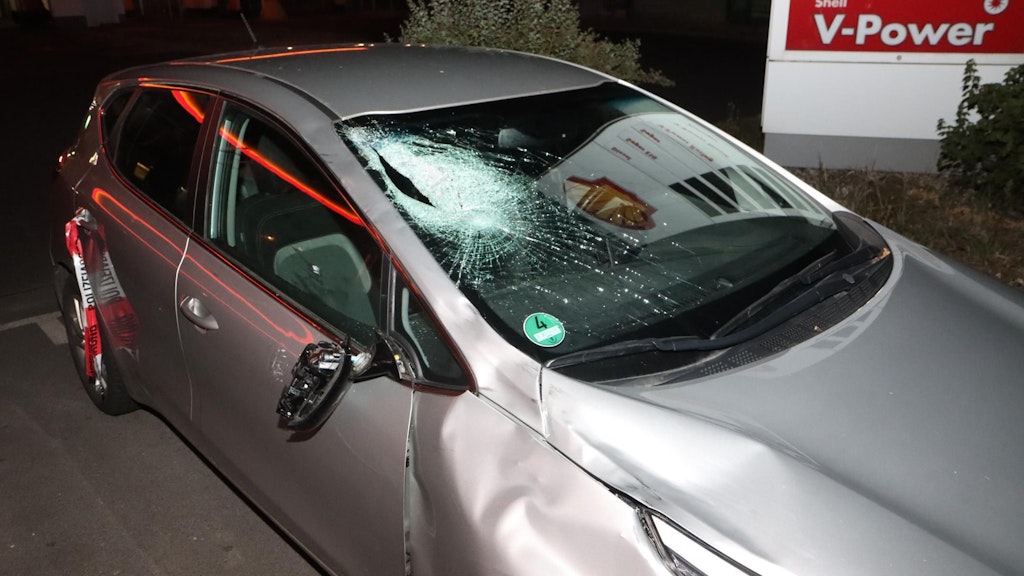 Das Unfallauto: Es ist schwer zu übersehen, wo das Auto den Mann getroffen hatte.