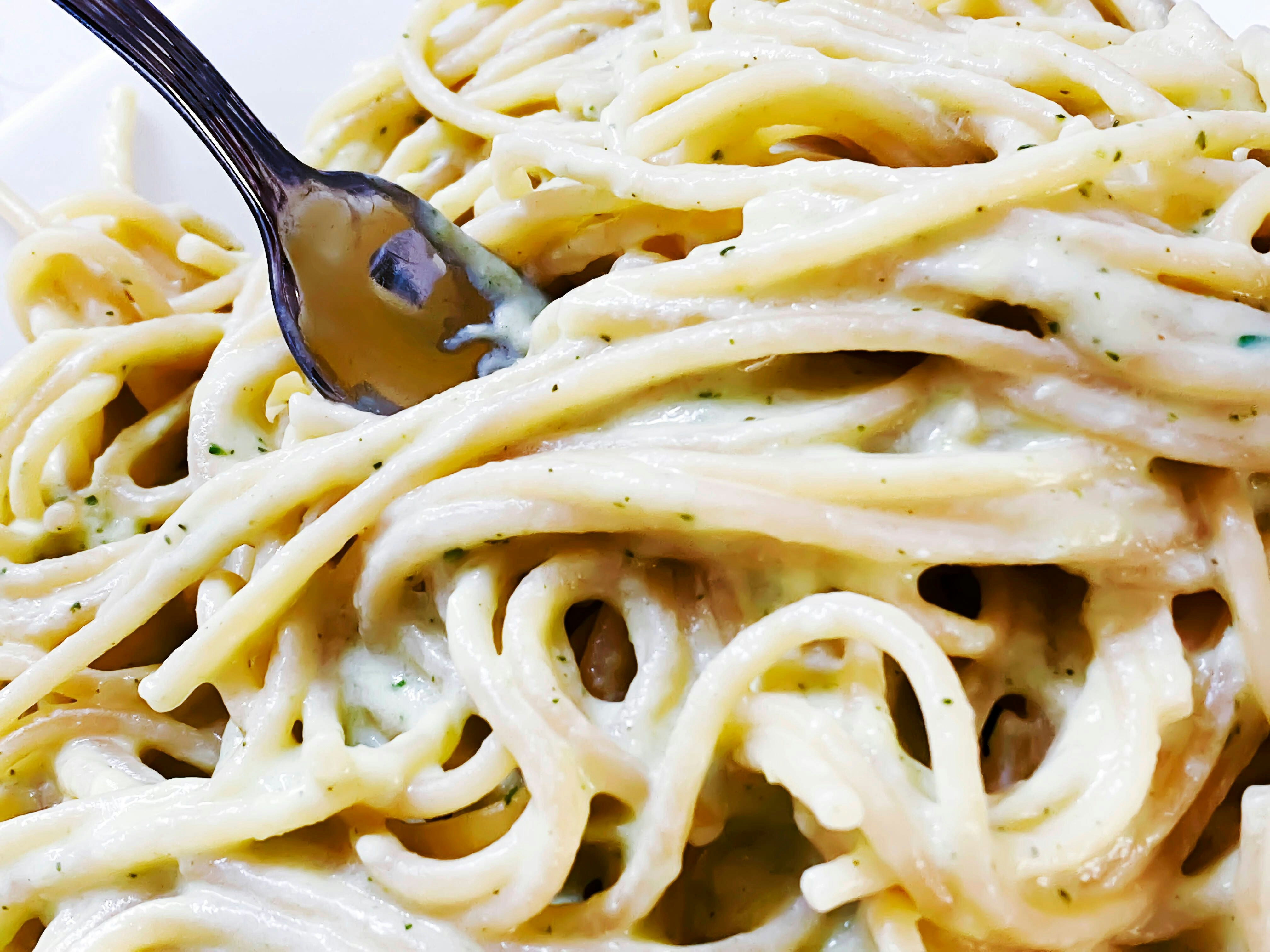 Spaghetti mit cremiger Zucchinisoße aus dem Backofen: DIESES einfache ...