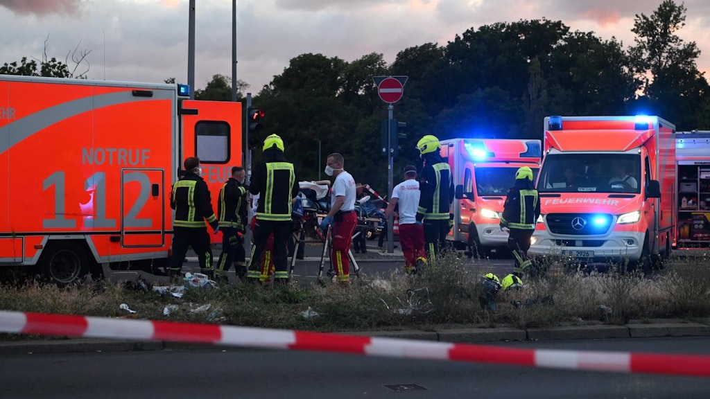 Der Unfall am Sachsendamm zog einen großen Feuerwehreinsatz nach sich.