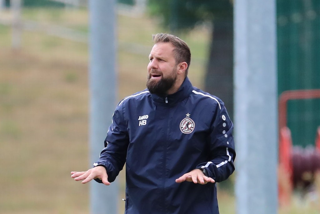 Stand erstmals im Sportforum in einem Spiel an der Seitenline: Heiner Backhaus, der neue Cheftrainer des BFC Dynamo.
