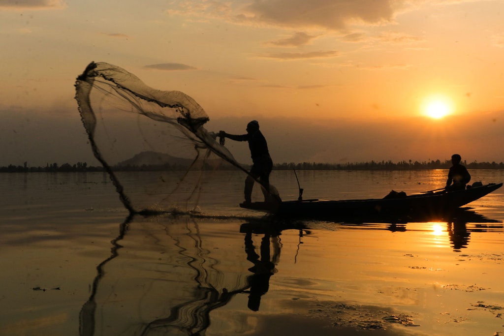 Ein Fischer in Indien wirft sein Netz aus, für ihn ist der Fischfang die Lebensgrundlage. Doch immer mehr Meere, Flüsse und Seen sind überfischt.