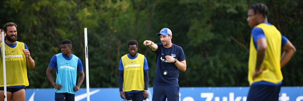 Cheftrainer Sandro Schwarz hat den Kader von Hertha BSC vor der Abreise nach England etwas verkleinert.