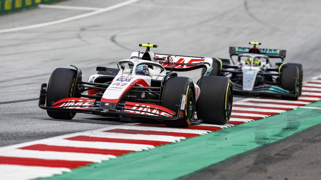 Mick Schumacher lieferte sich in Österreich im Haas mit Mercedes-Pilot Lewis Hamilton einen harten Zweikampf.