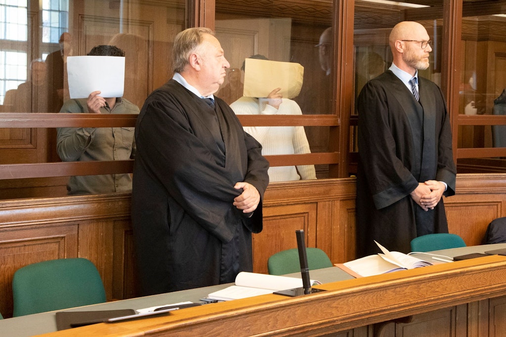 Die Anwälte mit den Angeklagten die Angeklagten Adel E. (26, re.) und Harun K. (24).