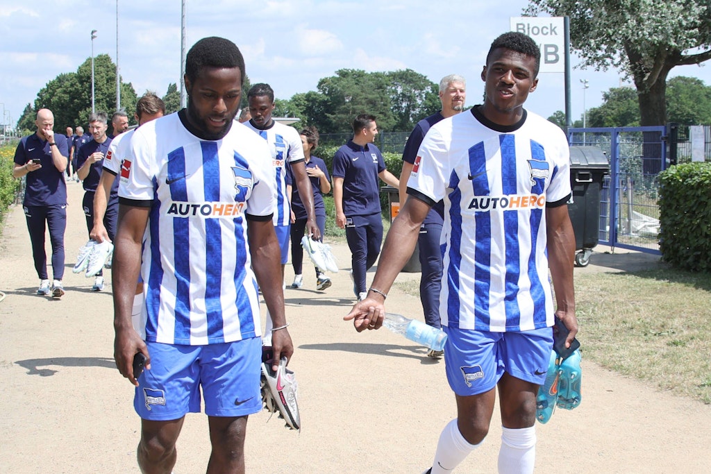 Javairo Dilrosun (r.) hat Hertha verlassen. Sein Landsmann Deyo Zeefuik (l.) steht ebenfalls vor dem Absprung.