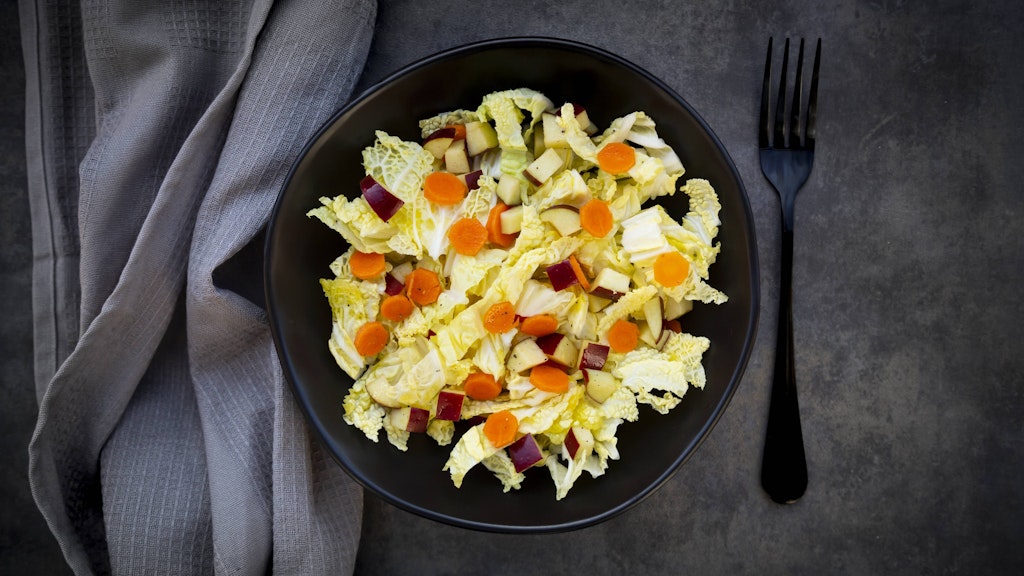 Das Rezept für Über-Nacht-Salat mit Chinakohl ist leicht nachzumachen und kann perfekt vorbereitet werden für den nächsten Tag.
