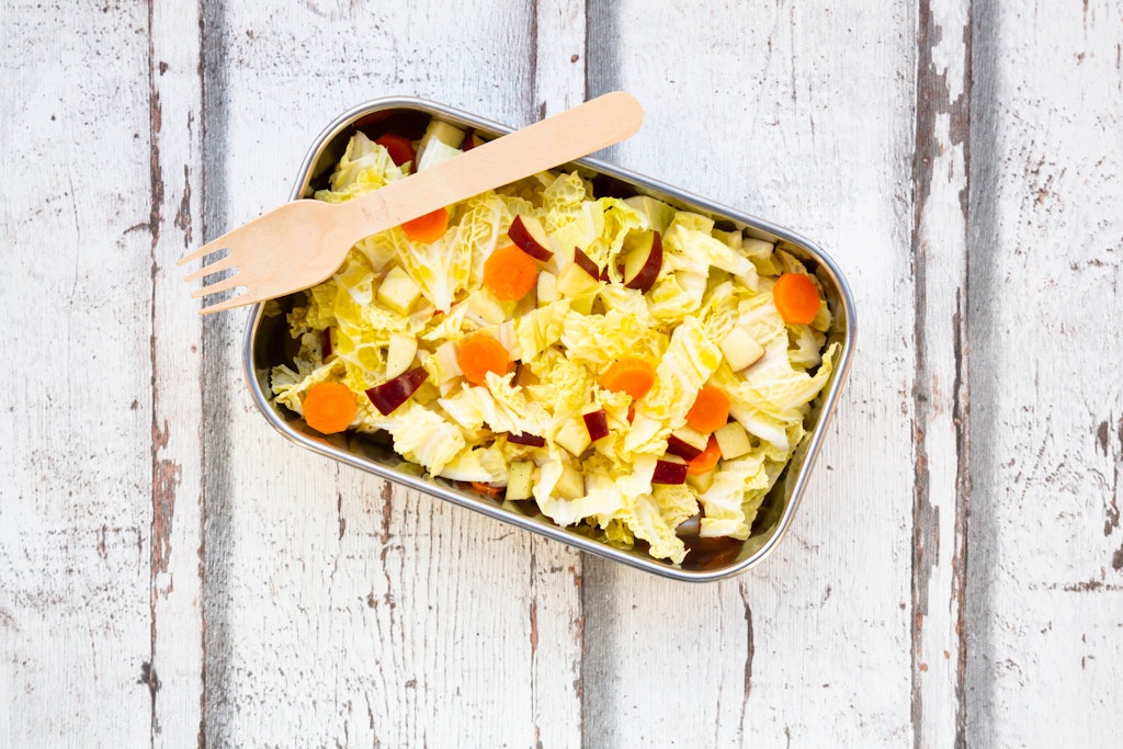 Dieses Rezept für Über-Nacht-Salat mit Chinakohl ist verdammt lecker. Probieren Sie es aus.