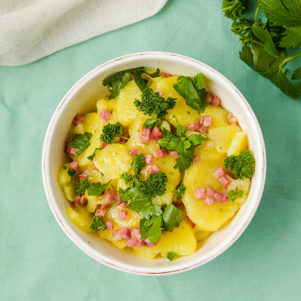 Das Rezept für lauwarmen Kartoffelsalat mit Speck ist eine Familientradition - dazu gibt es bei unserer Autorin Fisch.