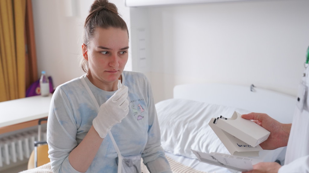 Birgit S. (l) beim Riechtraining im Unfallkrankenhaus Berlin.