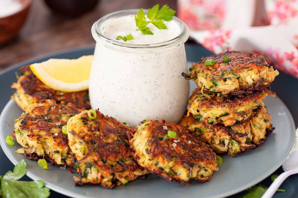 Leckere gefüllte Kartoffel-Zucchini-Puffer schmecken mit diesem Rezept der ganzen Familie.