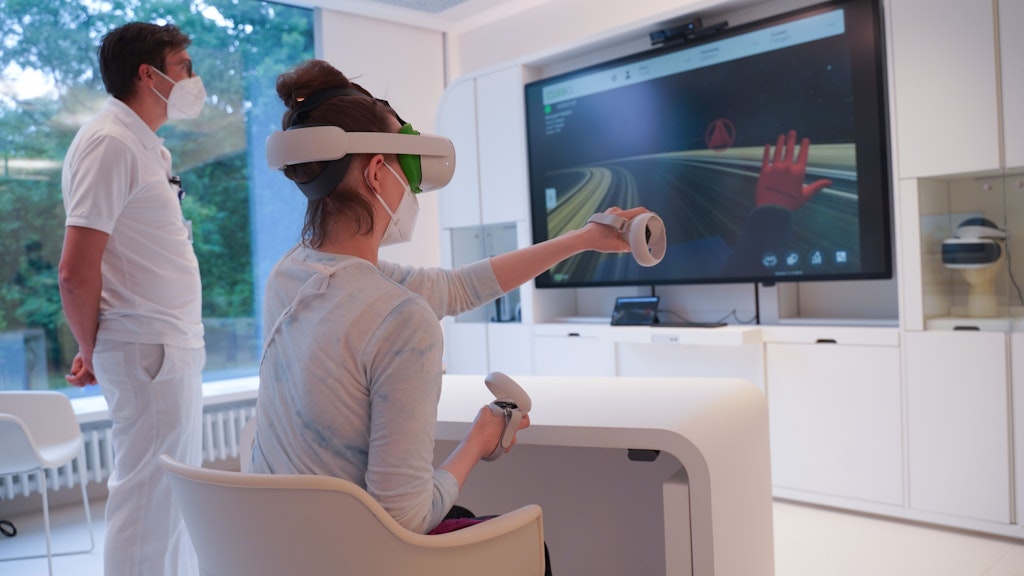 Mit einer Virtual-Reality-Brille trainiert Birgit S. verschiedene Anwendungen und Spiele. Damit werden Motorik, Sensorik und Konzentration gleichzeitig geschult.