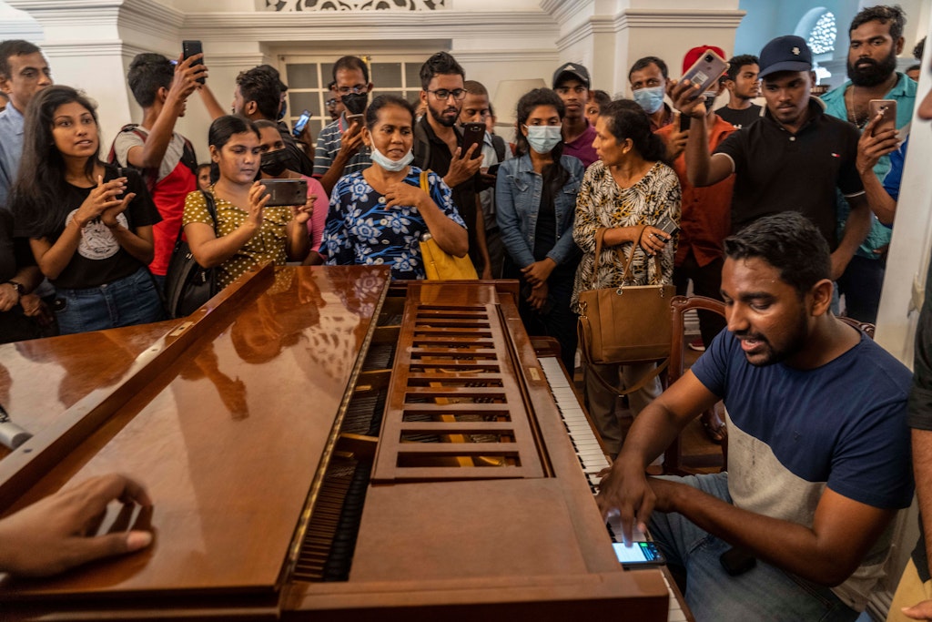 Menschen stürmten die offizielle Residenz des Premiers von Sri Lanka, ein Mann spielte dort auf dem Flügel.