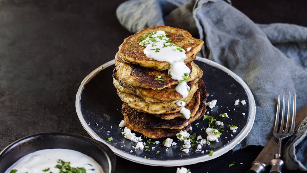 Zu Zucchini-Puffer passen Kräuterquark oder leckerer Tsatsiki.