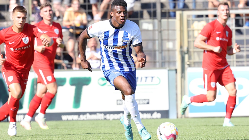 Flügelstürmer Javairo Dilrosun trug beim Test in Babelsberg wohl das letzte Mal das Hertha-Trikot. Der Niederländer steht vor einem Wechsel zu Feyenoord.