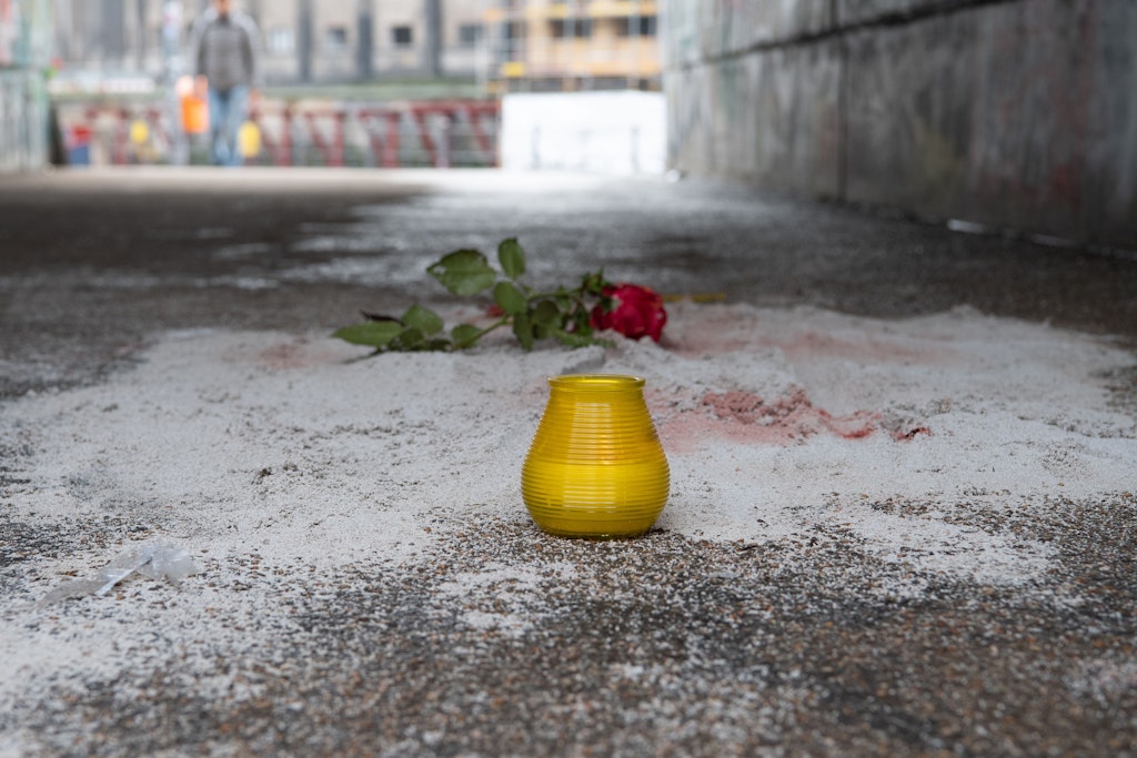 Anfang November 2020: Eine Rose und eine Kerze erinnern in der Unterführung zum Monbijoupark im Bezirk Mitte an den 13-jährigen Jungen, der getötet wurde.
