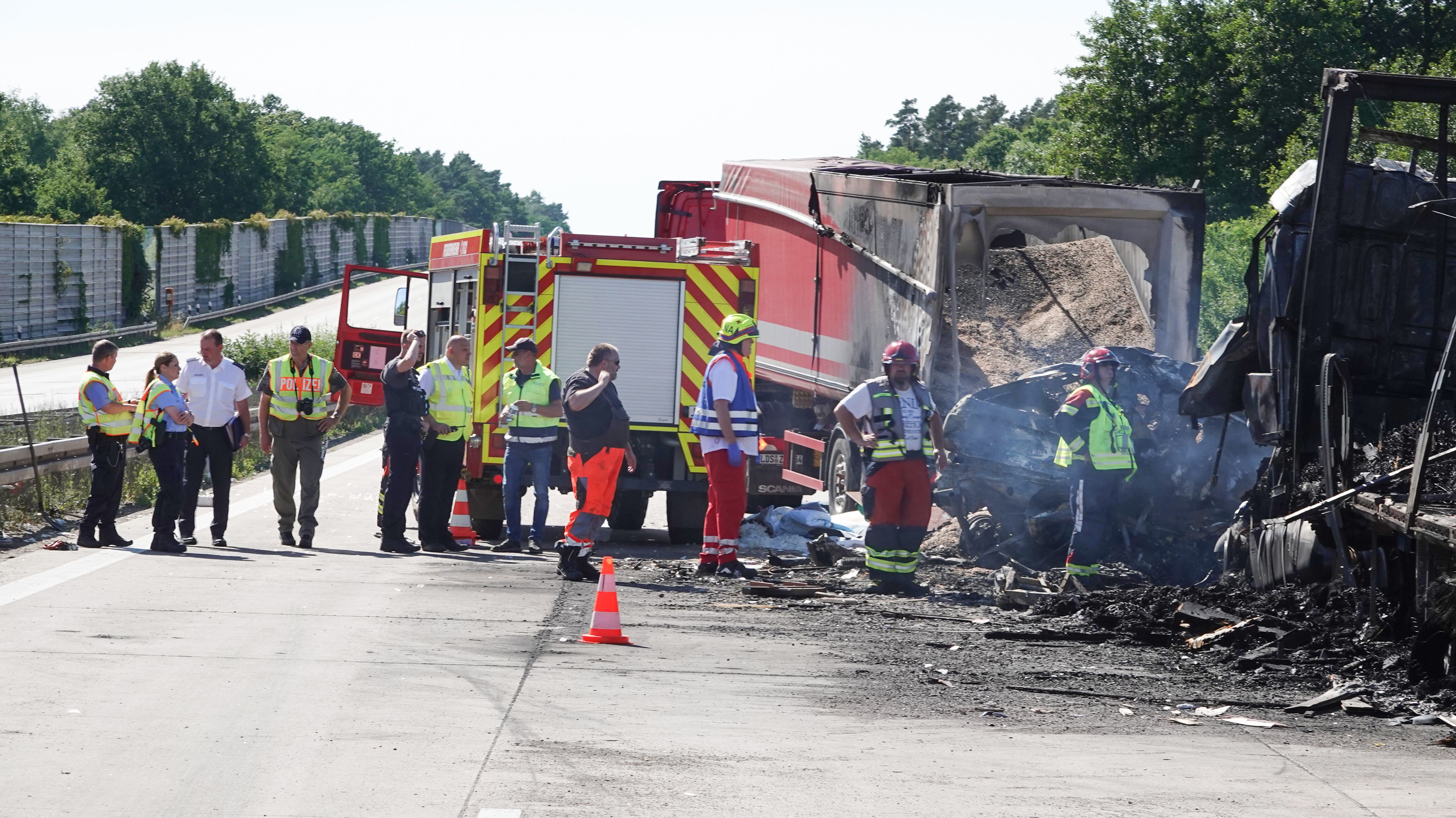 Update! Lkw Kracht In Stau-Ende: Drei Tote Nach Autobahn-Horrorcrash ...