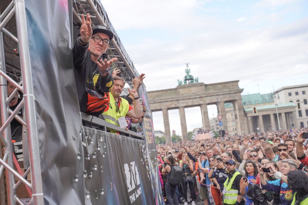 Dr. Motte zieht in seinem Wagen am Brandenburger Tor vorbei. Zu dem Techno-Spektakel kamen viel mehr Teilnehmer als erwartet. Nun wird über eine Fortsetzung nachgedacht.