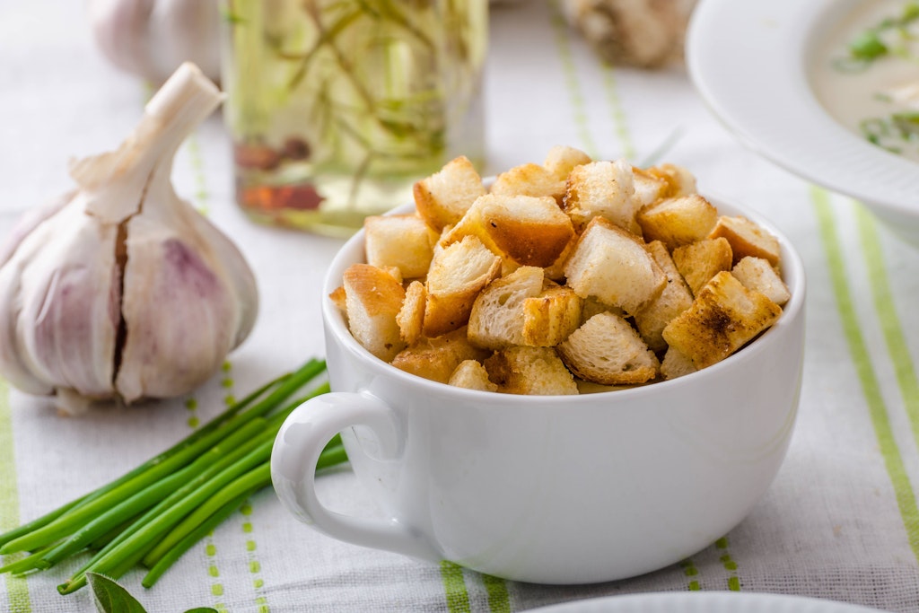 Croutons selbst zu machen, ist überhaupt nicht schwer - und beugt Lebensmittelverschwendung vor.