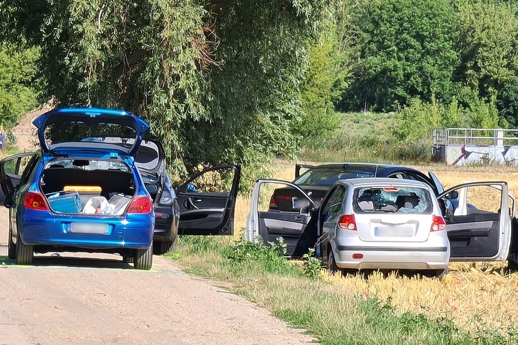 Am Ort der Auseinandersetzung in Halle-Neustadt: Autos mit zerstörten Scheiben.