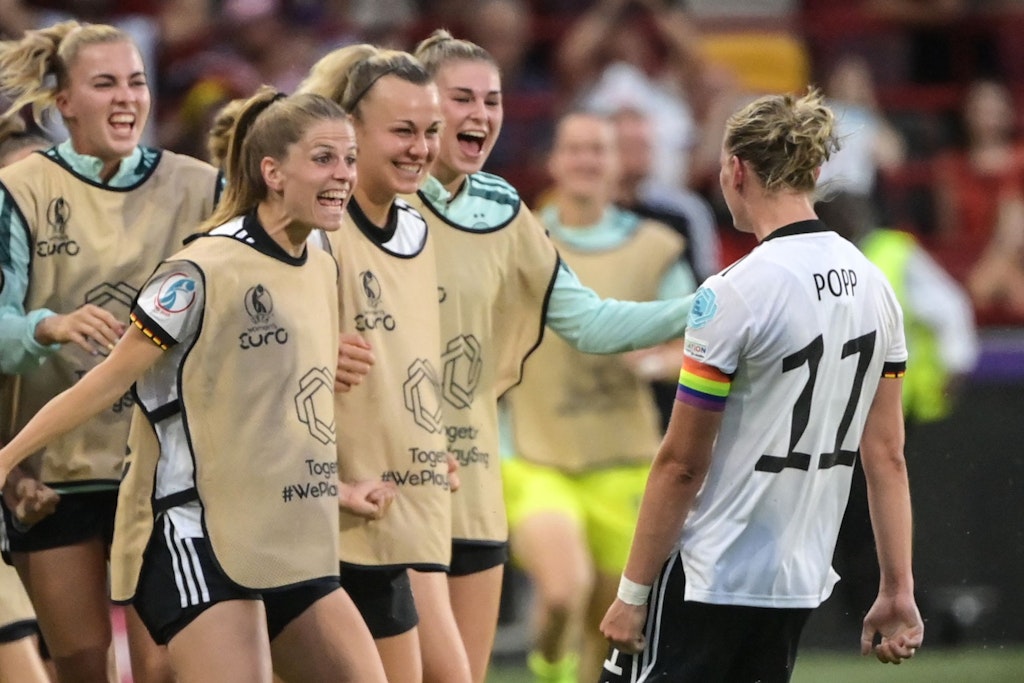 Beim EM-Vorrundenspiel gegen Spanien am Dienstag: Deutschlands Alexandra Popp (r.) bejubelt ihr Tor zum 2:0 mit den Teamgefährtinnen.