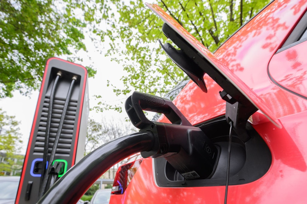 Ein E-Auto an einer Ladestation: Der Strom verteuert sich gerade massiv.