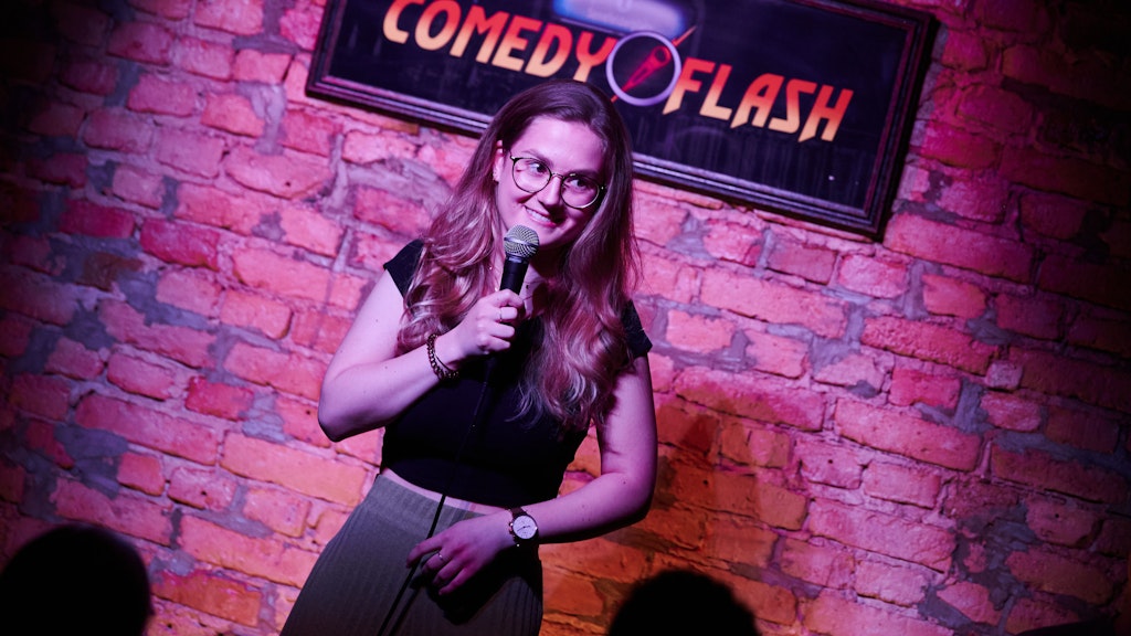Florentine Osche, Stand-up-Comedienne, tritt ebenfalls im Comedyflash-Club in Prenzlauer Berg auf.
