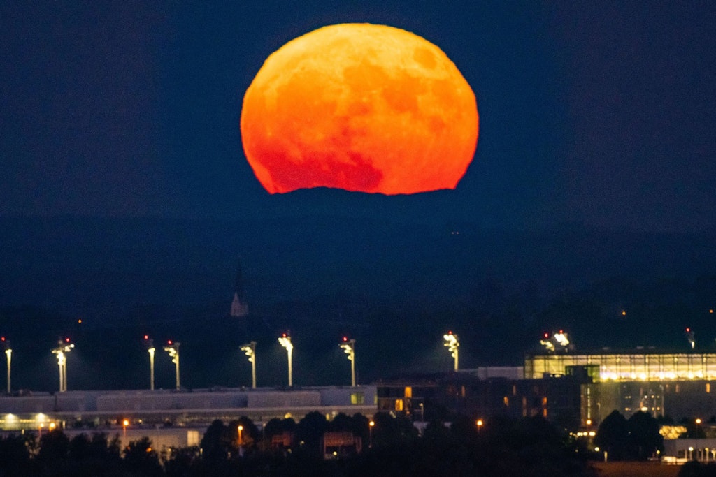 Der Supermond ist in Berlin am Mittwoch am Abendhimmel zu sehen.