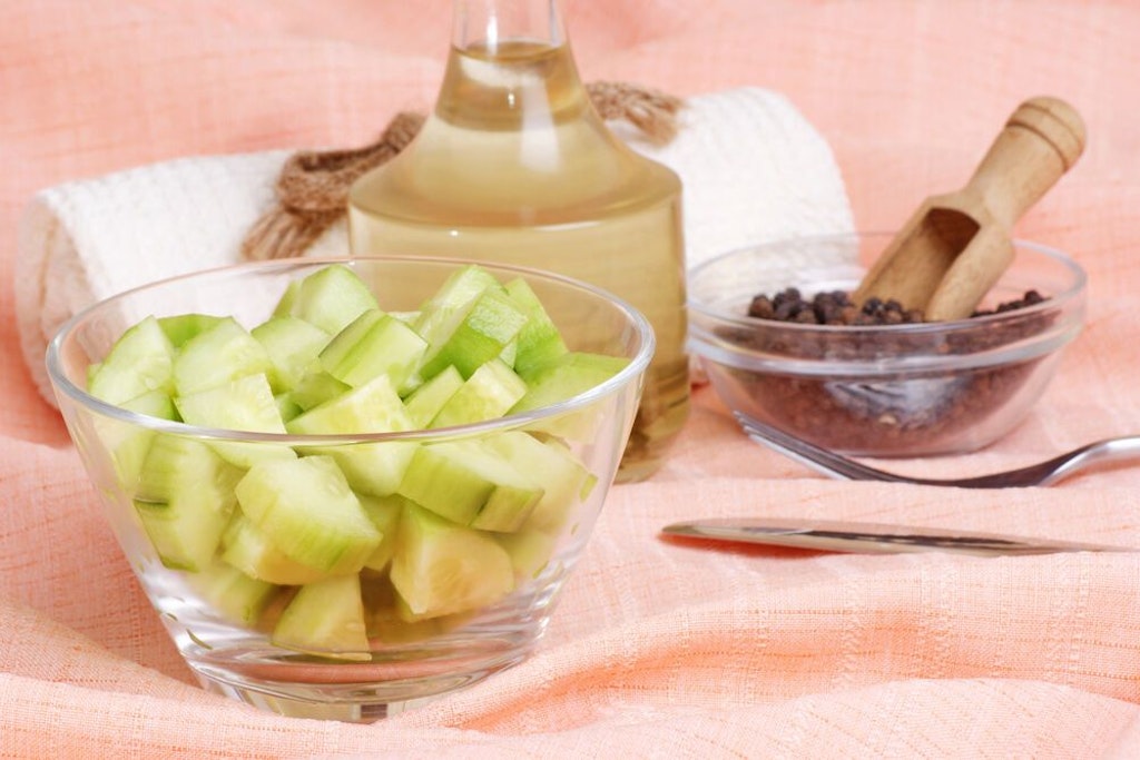 Der schnellste Gurkensalat der Welt wird geschüttelt, nicht gerührt. Das Rezept ist wirklich kinderleicht.