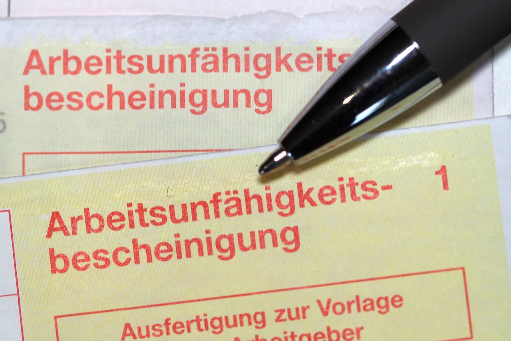 Der berühmte gelbe Zettel: Die Krankschreibung soll wieder telefonisch eingeholt werden dürfen, findet der Hausärzteverband.