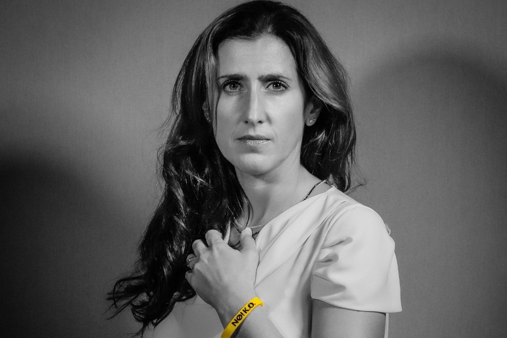 Alexandra Roth ist auf einem Poster zu der Kampagne mit dem Titel „No! K.O“ abgebildet, die sie ins Leben gerufen hat, um Frauen und Männer auf die Gefahr von K.o.-Tropfen hinzuweisen.