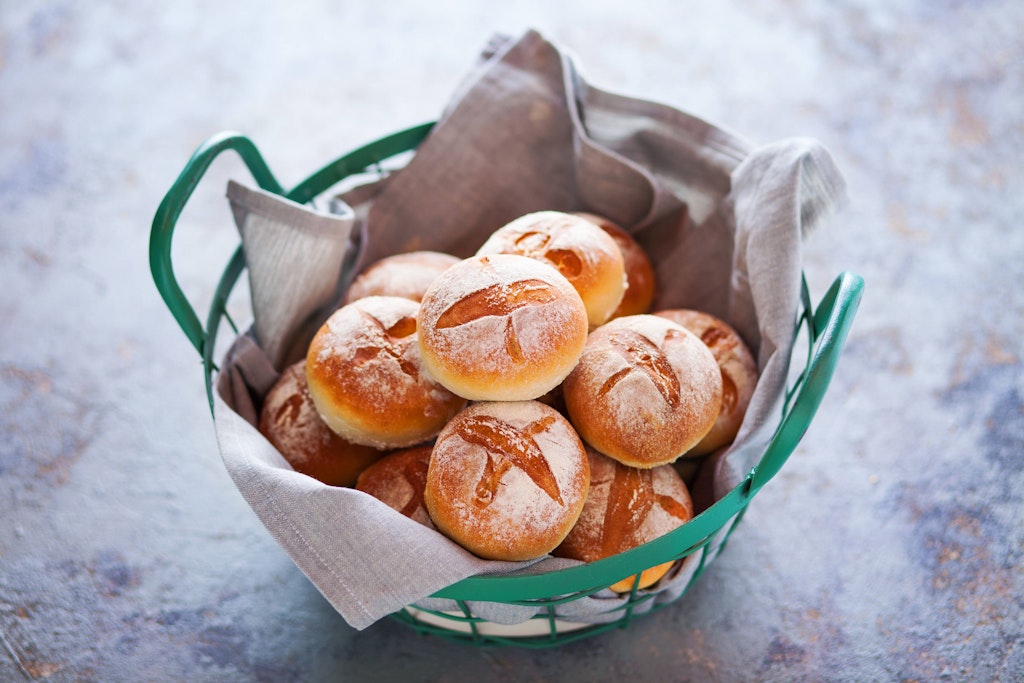 Die schnellsten Brötchen der Welt sind mit diesem Rezept in unter 10 Minuten im Ofen.