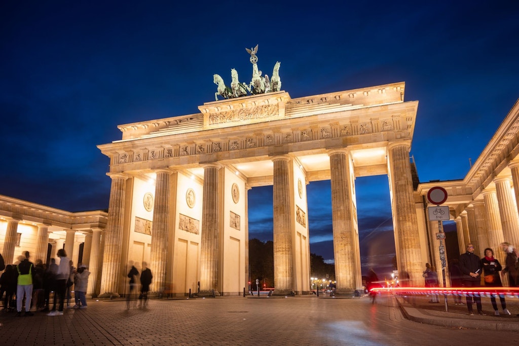 Beleuchtetes Brandenburger Tor: Berlins Bürgermeisterin Giffey will die Beleuchtung an öffentlichen Gebäuden nach Mitternacht abschalten.